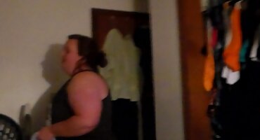 যুবতী স্ত্রী তার স্বামীকে সেক্সি বিএফ সেক্সি বিএফ বিএফ ডেকে তাকে ভগ দিয়ে চুদতে বলে।