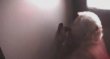 একজন লোক একটি ছোটদের সেক্সি ভিডিও স্লাট ডায়নামো পরে স্টকিংস সহ একটি মোরগ বন্ধ করে দিচ্ছে।