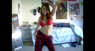 একজন লোক কর্মক্ষেত্রে তার স্ত্রীর সাথে সেক্স ভিডিও সেক্সি ভিডিও প্রতারণা করে এবং সেখানে তার উপপত্নীকে চুদছে।