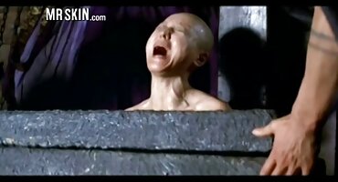 লোকটি বাঙালি মেয়েদের সেক্সি ভিডিও কাজ করছে, এবং মেয়েটি চুদতে চায়, তাই সে ভগ বন্ধ করে দেয়।