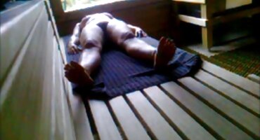 বাড়িতে একা রেখে মেয়েটি মেঝেতে নিজেকে চুদছে. সেক্সি ভিডিও সেক্স