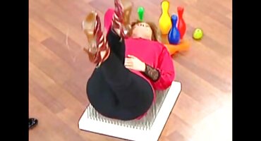 লোকটি তার গার্লফ্রেন্ডকে চুদছে, এবং তার সেক্সি বিএফ বড়, সরস স্তন তার নড়াচড়ার ধাক্কায় দোল খাচ্ছে।