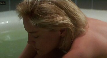 লোকটি কনসোল বাজায়, এবং সেক্স ভিডিও সেক্সি ভিডিও ক্যাটরিনা জেড চুদতে চায়.