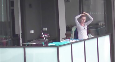 সুন্দরী বিবি নোয়েল একটি চেয়ারে বসে একটি ডিলডো দিয়ে তার ভগ বন্ধ করে দেয় বিএফ সেক্সি বিএফ