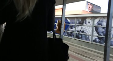 সোফায় সেক্সি সেক্সি বিএফ স্টকিংসে দুই পরিণত সুন্দরীর অপেশাদার লেসবিয়ান সেক্স।