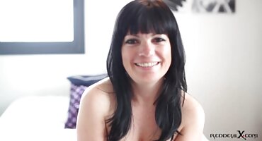 একটি অল্প বয়স্ক লোক হিন্দি বিএফ সেক্সি পরিপক্ক ভারত গ্রীষ্মের মাই ধরে ধরে চোদাচুদি করে।