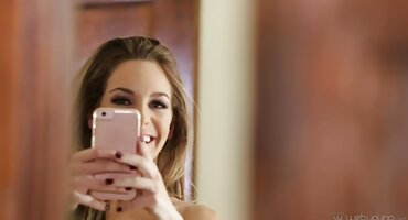 তার যুবতী শরীরের দিকে তাকানোর পরে, মেয়েটি তার ভগ বন্ধ করে এবং হাহাকার সেক্সি ভিডিও সেক্স ভিডিও করে