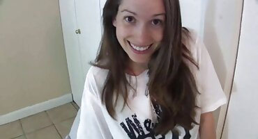 আলতো করে শিশ্নকে আদর করে এবং একটি ভগ দিয়ে সেক্সি বিএফ তার উপর বসে