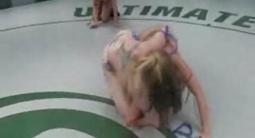 একটি ছোট লেসবিয়ান মেয়ে এবং তার বন্ধু আয়নার সামনে মজা ইন্ডিয়ান সেক্সি বিএফ করছে।