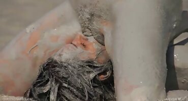 রান্নাঘরে লেসবিয়ান প্র্যাঙ্কস খাবার এবং ভগ বেঙ্গলি সেক্সি বিএফ চাটা দিয়ে