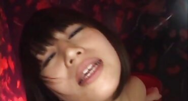 লোকটি বসি সৌন্দর্য খুলে ফেলল এবং ক্যামেরার সামনে ছানাটিকে চুদতে লাগল। সেক্সি ভিডিও বিএফ