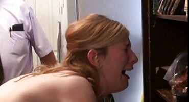 একজন সুন্দরী বউয়ের একজন শক্তিশালী পুরুষ আছে, আর সেক্স সেক্সি ভিডিও একজন কুকল্ড মোরগ চুষছে।