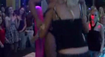 মেঝেতে সুন্দর সেক্স একটি বক্ষ মেয়ের সাথে যারা হট সেক্সি সেক্স ভিডিও বাঁড়া চুষছে।