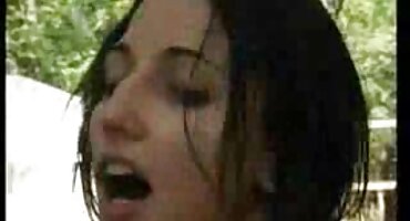 একটি ছোট স্কার্টে বাংলা সেক্সি বিএফ যুবতী সুন্দরী একটি পুরানো ফার্টের মোরগ চুষছে।