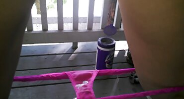 একজন লোকাল সেক্সি বিএফ লোক স্নানে শুয়ে আছে এবং একটি শিশ্ন বেরিয়ে আসছে, এবং একটি ছানা তার প্রান্ত থেকে ঝাঁকুনি দিচ্ছে