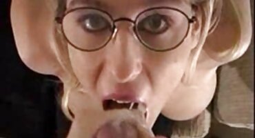 যৌনসঙ্গম সম্পর্কে ইঙ্গিত করে, স্বর্ণকেশী তার প্যান্ট থেকে লোকটির শিশ্ন বের সেক্স সেক্সি ভিডিও করে নিল।