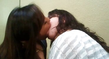 ছেলেরা পুলের ধারে হিজড়ার শিশ্ন চুষেছে এবং পাছায়ও বাংলা সেক্সি বিএফ চুদছে।