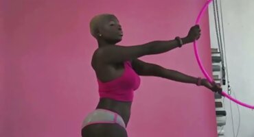 একটি সুন্দর সেক্সি বিএফ দাও মেয়ে তার ভগ মধ্যে একটি খেলনা রাখা এবং গুঞ্জন থেকে moans