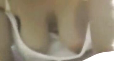 একজন তরুণ ডাক্তার অফিসে সেক্সি সেক্সি বিএফ বেণী দিয়ে একটি ছানাকে চোদাচ্ছেন।