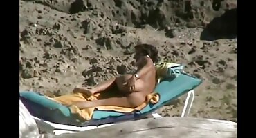 একটি পিকআপ ক্যামেরা সহ একজন লোক বাঙালি মেয়েদের সেক্সি ভিডিও একটি বাদামী কেশিক মহিলাকে খুলে নিয়ে চোদাচুদি