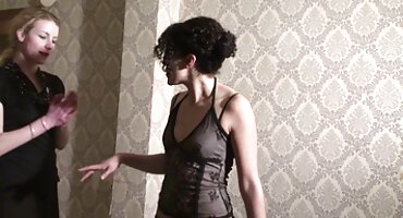 একজন লোক একজন মহিলাকে ঝাঁকুনি দিতে দেখেছে এবং তাকে লিঙ্গ যৌনতার সাথে সাহায্য করার সিদ্ধান্ত সেক্সি হট বিএফ নিয়েছে