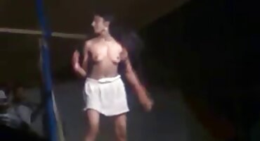 তিনটি কালো একটি স্বর্ণকেশী মেয়েকে ছিদ্র করা স্তনের সেক্সি বিএফ বোঁটা দিয়ে চুদেছে।