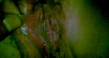 অভিজ্ঞ শ্যামাঙ্গিণী একটি তরুণ রাশিয়ান অশ্বপালনের সঙ্গে তেলে পায়ূ সেক্সি বিএফ দাও পায়