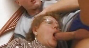 একটি খুব কোমল শ্যামাঙ্গিনী সুন্দরভাবে তার সেক্সি বিএফ পাছা দোলাচ্ছে যখন যৌনসঙ্গম