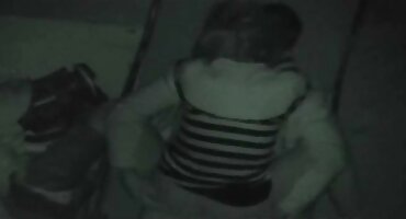 একটি লাল শার্ট পরা একটি লোক বিএফ সেক্সি একটি পরিপক্ক রাশিয়ান মহিলাকে তার মুখে দেয় এবং fucks