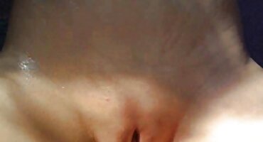 একটি শক্তিশালী পেশীবহুল লোক একজন মহিলাকে ধরে রাখে এবং তাকে তার বাঙালি সেক্সি ভিডিও বাহুতে চুদয়।