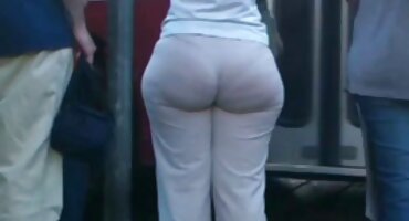 একটি চতুর শ্যামাঙ্গিনী একটি কালো পুরুষের সাথে সেক্স করেছে যখন সে একটি মোটা সেক্সি ভিডিও সেক্স ভিডিও মোরগ দেখেছে।