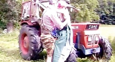 যুবতী লোমশ মেয়ে তার লোমশ ভগ এবং cums সেক্সি সেক্স ভিডিও বন্ধ jerks