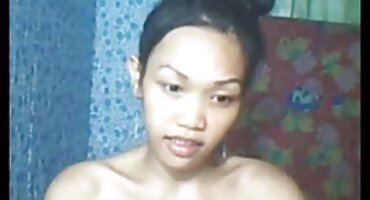 লোকটি মেয়েটির স্তনকে পাঞ্জা দেয় এবং শিশ্নের উপর তার ভগ সেক্সি সেক্সি বিএফ রাখে