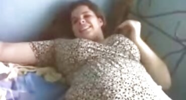 লোকটি তার কমলা রঙের বাংলাদেশী সেক্সী ভিডিও শার্ট খুলে ফেলল এবং একটি পরিপক্ক রাশিয়ান ছানাকে চুদতে শুরু করল।