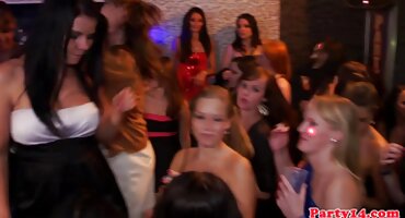 গাড়িতে হট সেক্সি বিএফ থাকা পিকাপার একটি রেডহেড বস্টি চিক খুলে ফেলল এবং একটি কুত্তাকে চুদলো।