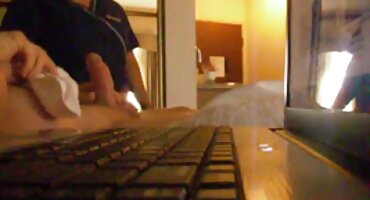 বাদামী কেশিক লোকাল সেক্সি বিএফ লেসবিয়ানরা বিছানায় গুদ চাটছে।