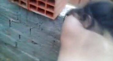 একজন লোক একটি বড় ডিলডোর উপর তার পাছা রাখে সেক্সি বিএফ এইচডি সেক্সি বিএফ এবং এটি ঘরে তুলে নেয়।