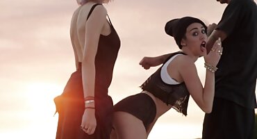 আলতো করে জেগে হিন্দি সেক্সি বিএফ ওঠা একটি কমনীয় দুশ্চরিত্রা