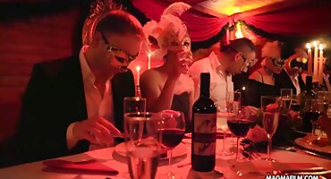 একটি আরামদায়ক বিএফ সেক্সি পালঙ্কে গার্লফ্রেন্ডের মৃদু সেক্স