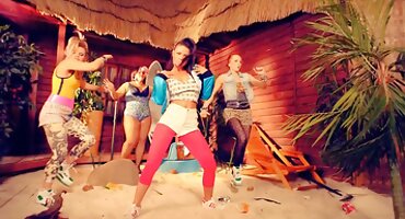 একজন লেসবিয়ান ডাবলু ডাবলু সেক্সি ভিডিও তার গার্লফ্রেন্ডকে চাবুক মেরে তার পা ছড়িয়ে দেয়।