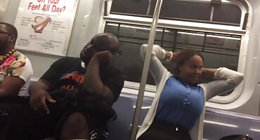 তরুণ সুন্দরী সেক্সি ভিডিও বিএফ রোলার স্কেট পরেছেন এবং নগ্ন হয়ে স্কেটিং করছেন।