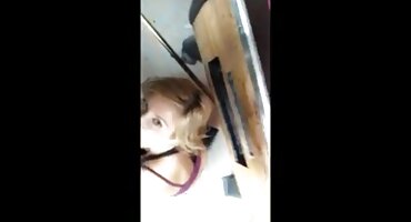 অল্পবয়সী সেক্সি ভিডিও চুদাচুদি রাশিয়ান দুশ্চরিত্রা বিছানায় কাপড় খুলে অন্তর্বাস পরে।