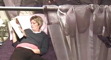 একটি গৃহহীন সেক্সি বিএফ স্বর্ণকেশী এবং একটি ডাক্তার সঙ্গে অশ্লীল