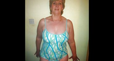 লাল স্টকিংস পরা সুন্দরী মহিলা তার বন্ধুর সাথে বেলেল্লাপনায় অংশ সেক্সি সেক্স ভিডিও নেয়।