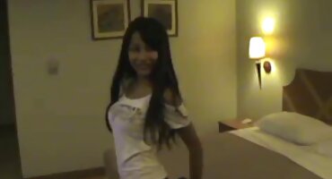 তার পায়ের মধ্যে একটি শিশ্ন সঙ্গে কোঁকড়া কুক্কুট একটি লোক স্তন্যপান এবং পাছা মধ্যে বিএফ সেক্সি দেয়