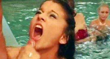 তরুণ বিএফ সেক্সি রাশিয়ান সুন্দরী পরিবর্তন করার সময় তার গাধা ঝলকানি