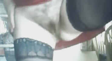 একটি যুবক একটি পরিপক্ক বস্তী মহিলার সেক্সি বিএফ সেক্সি বিএফ টুপি মধ্যে ডুব এবং একটি বাছুর fucked