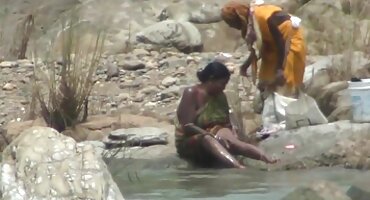 একজন লোক দুটি বেশ্যা কেনে যারা স্নানের পরে সেক্সি বিএফ মিষ্টি করে তাকে খুশি করে।