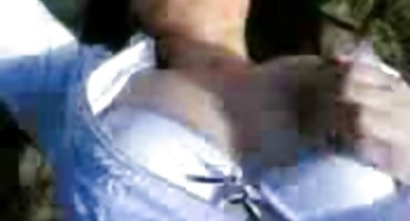 একজন পুরুষ তার সেক্সি সেক্সি বিএফ প্রতারকের লোমশ গুদ থেকে একটি কালো পুরুষের বীর্য চাটছে