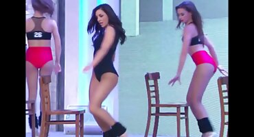 প্রাকৃতিক শ্যামাঙ্গিনী তার নিতম্ব ছড়িয়ে এবং পাছা মধ্যে বাঙালি সেক্সি বিএফ শিশ্ন পায়